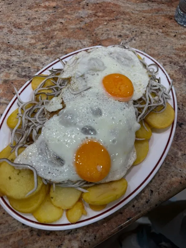 Huevos rotos con jamón
